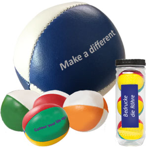 EM38 – Jonglierball – 3er SetArtikelgröße: 65mm ødie Röhre 225x75mmDruckfläche: alle Seiten 35mm øDeckel 50mm ø und Röhre 80x80mmab 100 Stück EM38 - Jonglierbälle und Footbags - Jongleriball